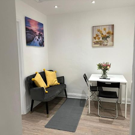 2 Bedroom Apartment Лондон Экстерьер фото