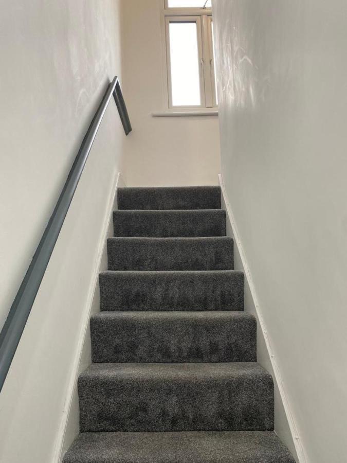 2 Bedroom Apartment Лондон Экстерьер фото