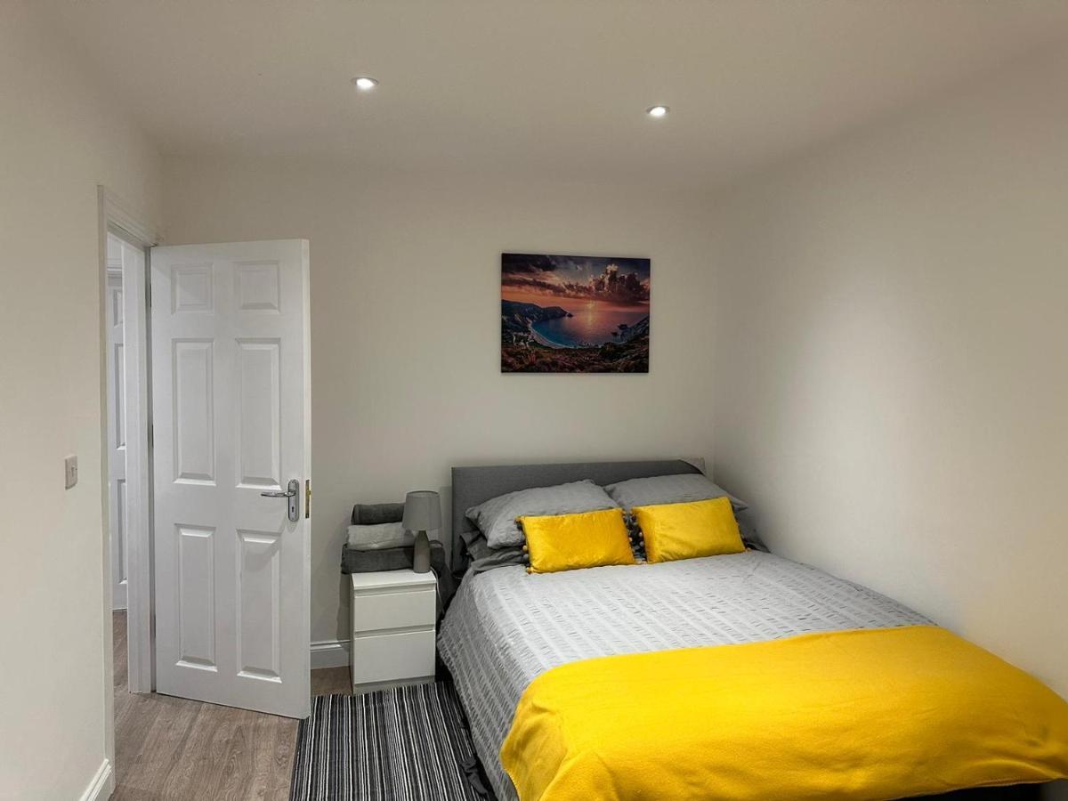2 Bedroom Apartment Лондон Экстерьер фото